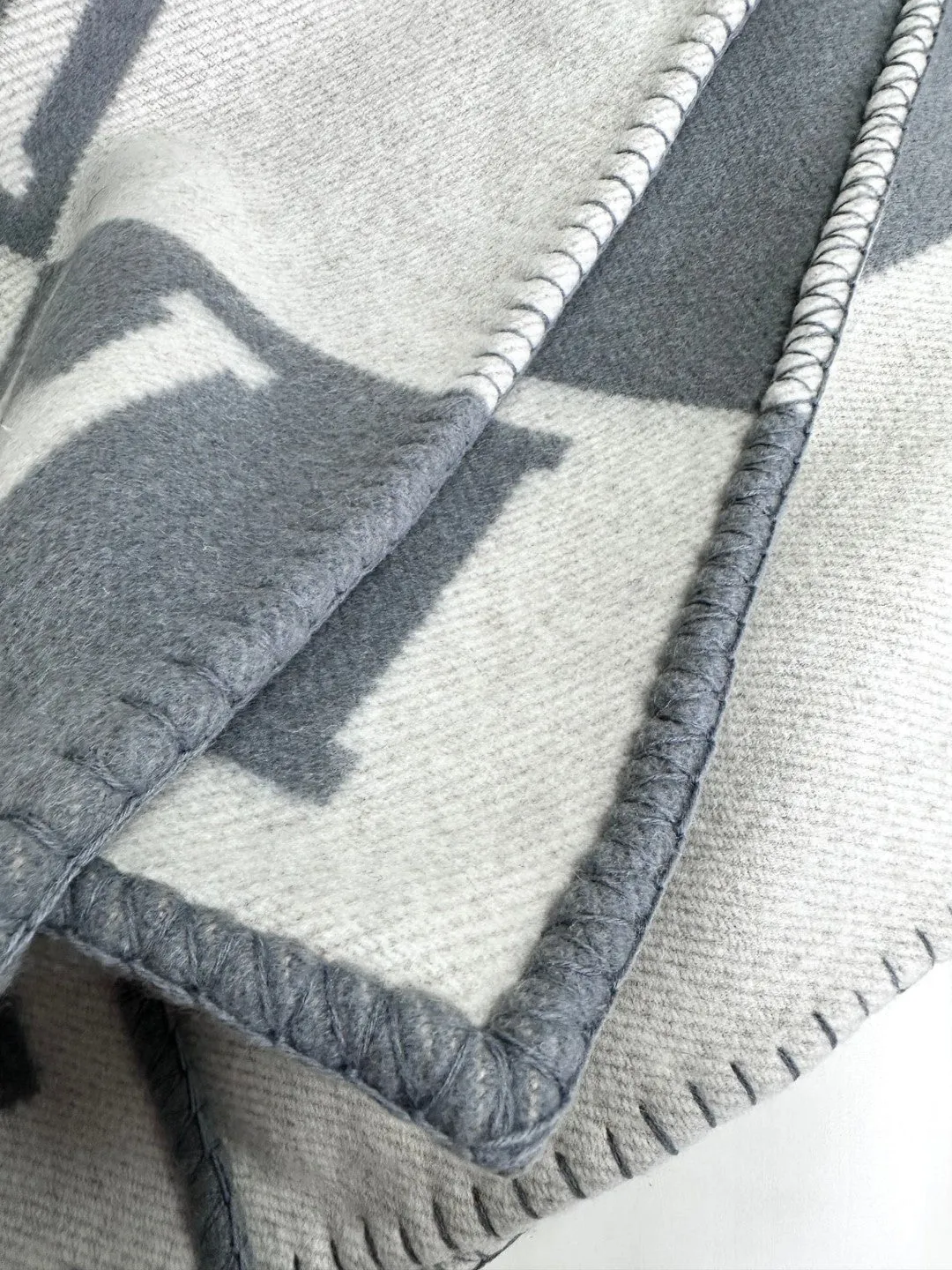 AVALON THROW BLANKET 170 CM IN COOL GRAY CASHMERE 294471